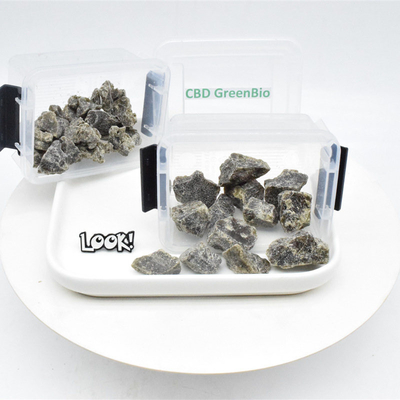 A cera supercrítico de 80% CBD desintegra-se para a cor escura da solha do fumo